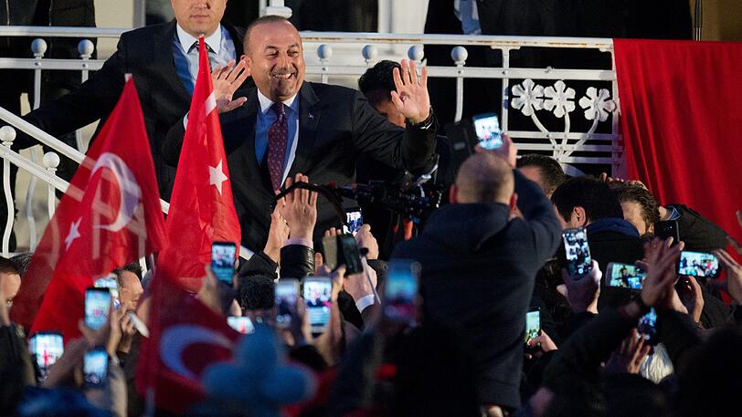 Der türkischer Außenminister Mevlüt Cavusoglu kurz vor seiner "Balkon-Rede" in Hamburg.
