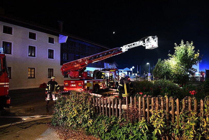 Die Polizei schätzt den entstandenen Sachschaden auf rund 650.000 Euro. Hier die Bilder vom Feuerwehreinsatz in Chieming.