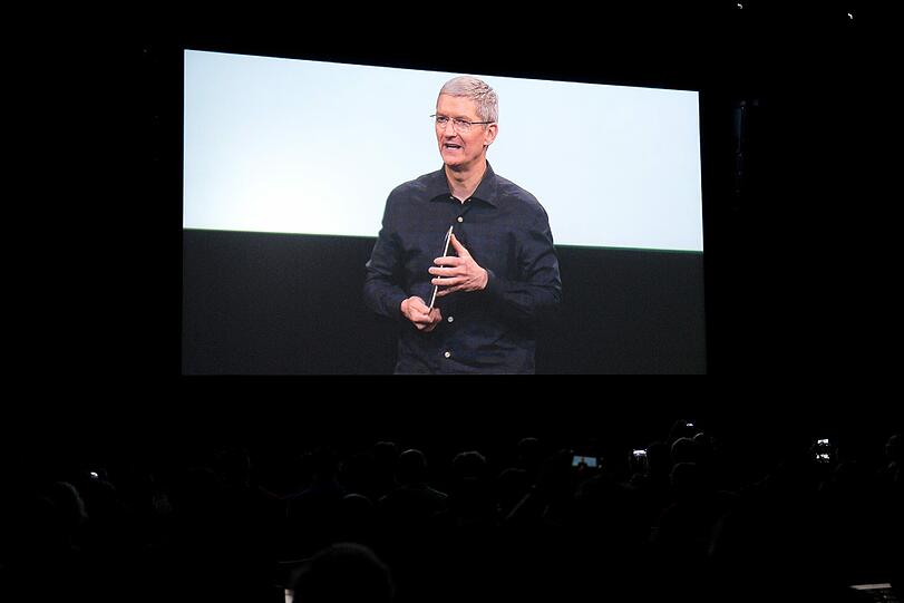 Bei Apple am Kurfürstendamm wird am Donnerstag in Berlin eine neue Generation des iPad-Tablets vorgestellt. Dabei ist Apple-Chef Tim Cook auf einem Bilschirm zu sehen.