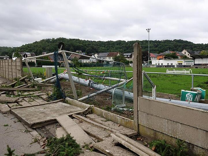 Sturmschäden auf einem Sportplatz im luxemburgischen Petingen.