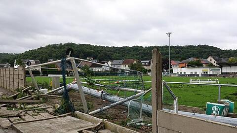 Sturmschäden auf einem Sportplatz im luxemburgischen Petingen.