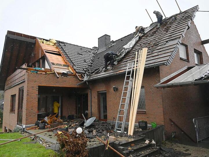 Die Reparaturarbeiten laufen schon: Dachdecker arbeiten an einem Haus, dessen Dach durch den Tornado beschädigt wurde.