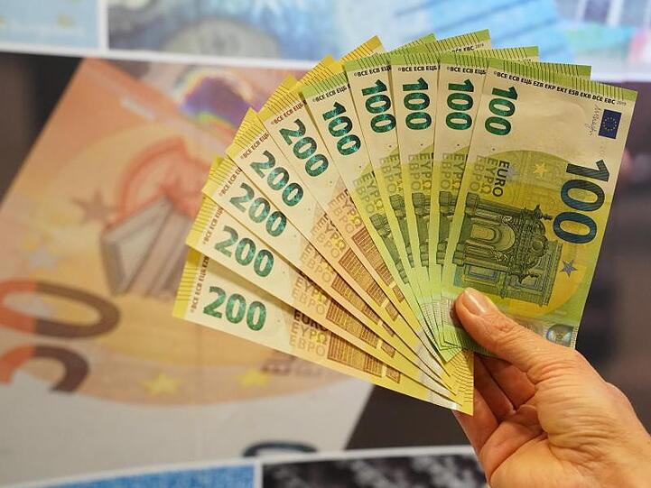 Präsentation neuer 100- und 200-Euro-Banknoten. Die Geldscheine der zweiten Generation sollen schwerer zu fälschen sein.