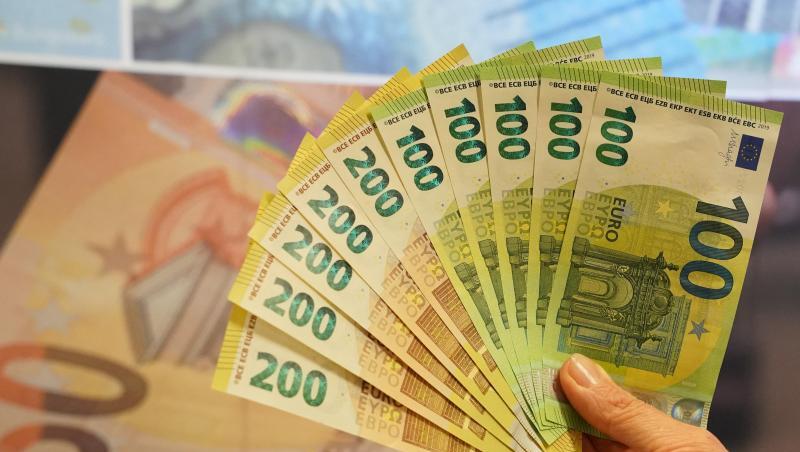 Präsentation neuer 100- und 200-Euro-Banknoten. Die Geldscheine der zweiten Generation sollen schwerer zu fälschen sein. Präsentation neuer 100- und 200-Euro-Banknoten. Die Geldscheine der zweiten Generation sollen schwerer zu fälschen sein.