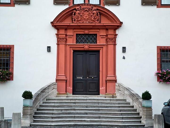 Ein Blick auf den Eingang am Bischofshaus des Bistums Würzburg. Foto: picture alliance / Daniel Karmann/dpa/Archivbild