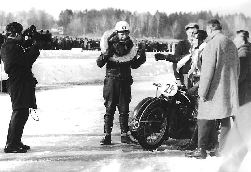 Auch einen Siegerkranz gibt es beim Eisrennen auf dem Ammersee. Auch einen Siegerkranz gibt es beim Eisrennen auf dem Ammersee.