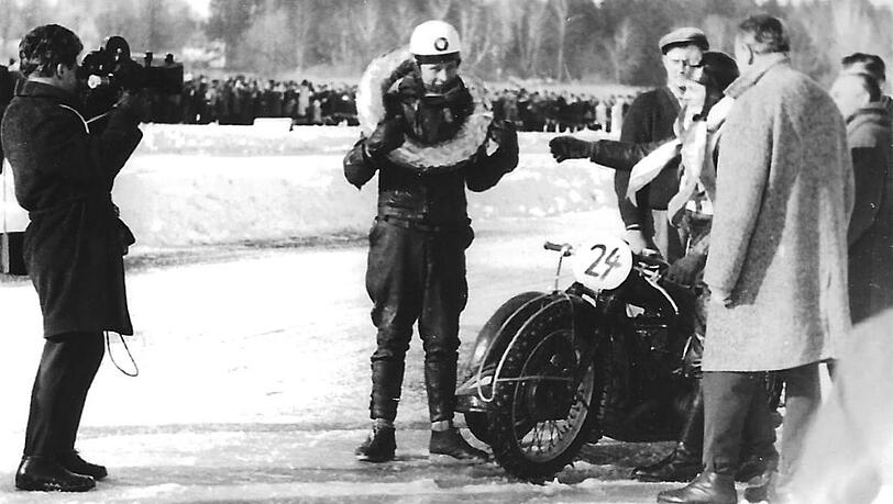 Auch einen Siegerkranz gibt es beim Eisrennen auf dem Ammersee.