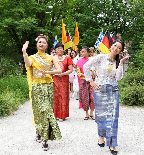 Bayerische Fahnen und buddhistische Mönche: Das Khao Pansa-Fest brachte asiatisches Flair in den Westpark.