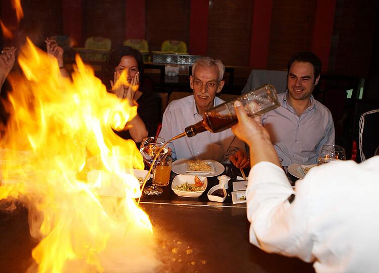 Show-Cooking: Die Löwen essen beim Japaner im Mannschaftshotel mit Fans zu Mittag.