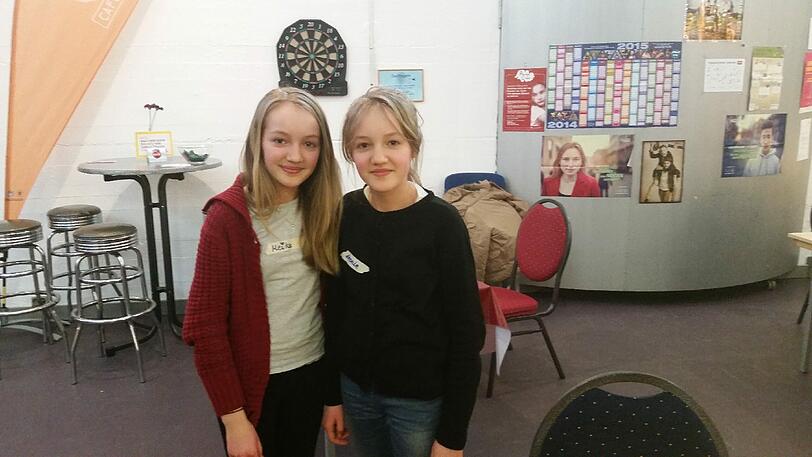 Meike (links) und Leonie (beide 12): "Das Lightpainting war super! Aber das mit dem Programmieren vom Roboter war nicht so unser Ding, wir spielen lieber Wii. Wir wünschen uns selber eine Wii, deshalb ist es toll, dass wir das hier schonmal ausprobieren können. Am besten gefallen uns Sing-und Tanzspiele. Im Internet sind wir oft auf Youtube oder Snapchat unterwegs. Am Handy schreiben wir bei WhatsApp und spielen Spiele. Einen eigenen Instagram-Account haben wir auch, aber posten nicht oft Bilder von uns selbst. Unsere Eltern wollen nicht, dass wir dort so oft zu sehen sind, weil uns dann jeder, zum Beispiel über Google, ganz einfach finden kann."