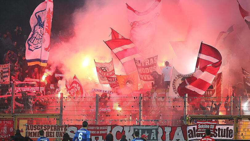 Bayern-Fans zünden während des Bundesligaspiels beim SV Darmstadt 98 am 18. Dezember 2016 (1:0) Pyros.
