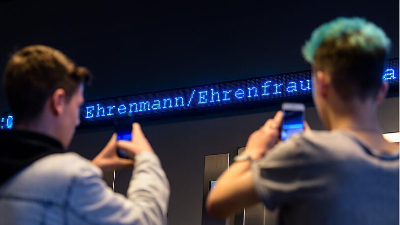 Die Jury hat entschieden: "Ehrenmann/Ehrenfrau" ist Jugendwort des Jahres 2018.