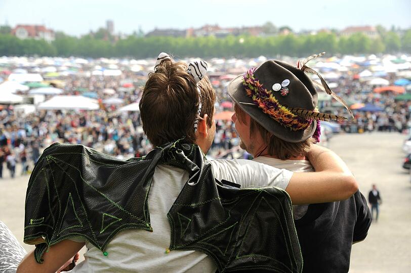 Bayerns größter Flohmarkt. Am Samstag waren wieder über 20000 Schnäppchenjäger da! Wir zeigen die besten und kuriosesten Bilder!