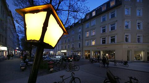 Alt-münchnerische Idylle: Die krumme Laterne und der Wedekindplatz zur Blauen Stunde.