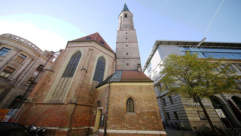 Die Salvatorkirche zwischen alter Staatsbank (links) und Literaturhaus.