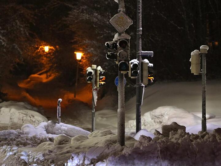 Ampeln stehen an einer Kreuzung in Schneehaufen. Foto: Karl-Josef Hildenbrand/Archiv