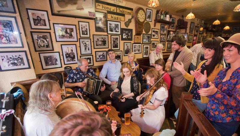 Besucher eines Pubs in Galway musizieren gemeinsam. Besucher eines Pubs in Galway musizieren gemeinsam.