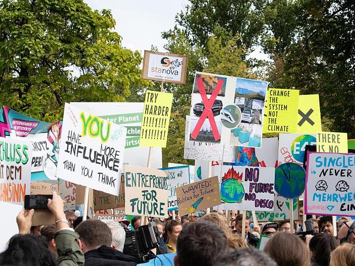 Demonstranten bei einer Protestkundgebung vor dem Finanzministerium in Berlin.