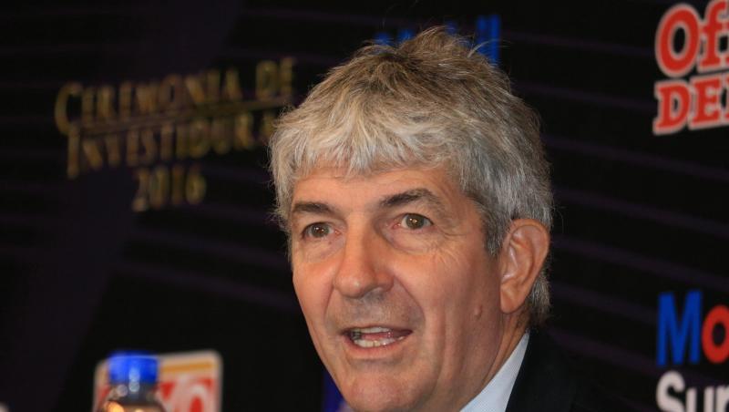 Paolo Rossi spricht auf einer Pressekonferenz. Paolo Rossi spricht auf einer Pressekonferenz.