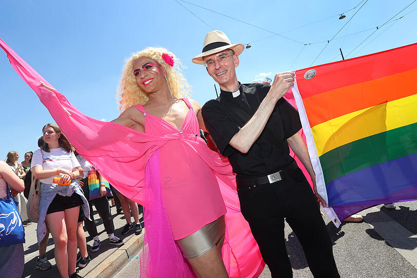 Wolfgang Rothe, katholischer Priester (r.), nimmt an der Parade anlässlich des Christopher Street Day (CSD) in der  Innenstadt teil. Der katholische Geistliche Wolfgang Rothe will mit einem Auftritt bei der diesjährigen CSD-Parade in München ein Zeichen setzen.