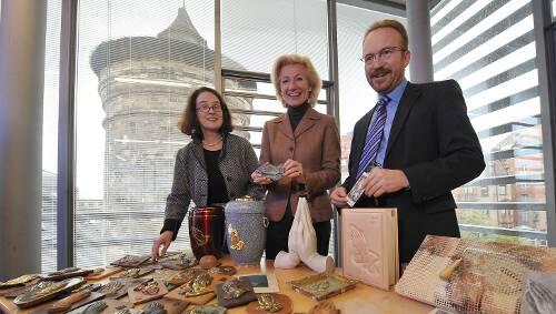 Vorauswahl mit Betenden Händen: Claudia Selheim (Germanisches), Julia Lehner, Otfried Bürger (vom Sponsor Sparkasse, v.l.). Vorauswahl mit Betenden Händen: Claudia Selheim (Germanisches), Julia Lehner, Otfried Bürger (vom Sponsor Sparkasse, v.l.).