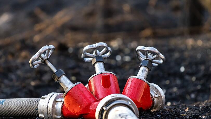 Rund 350 Kräfte der Feuerwehr löschten den Waldbrand. (Symbolbild) Rund 350 Kräfte der Feuerwehr löschten den Waldbrand. (Symbolbild)