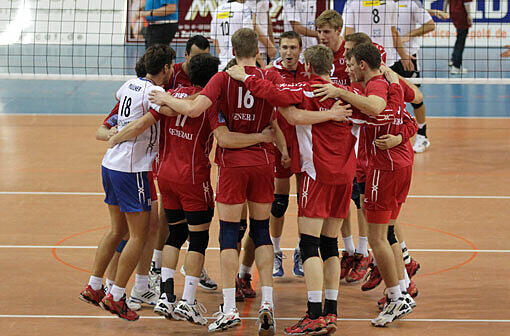 Wollen auch am Mittwochabend wieder feiern: Hachings Volleyballer, für die die Champions-League-Saison beginnt.