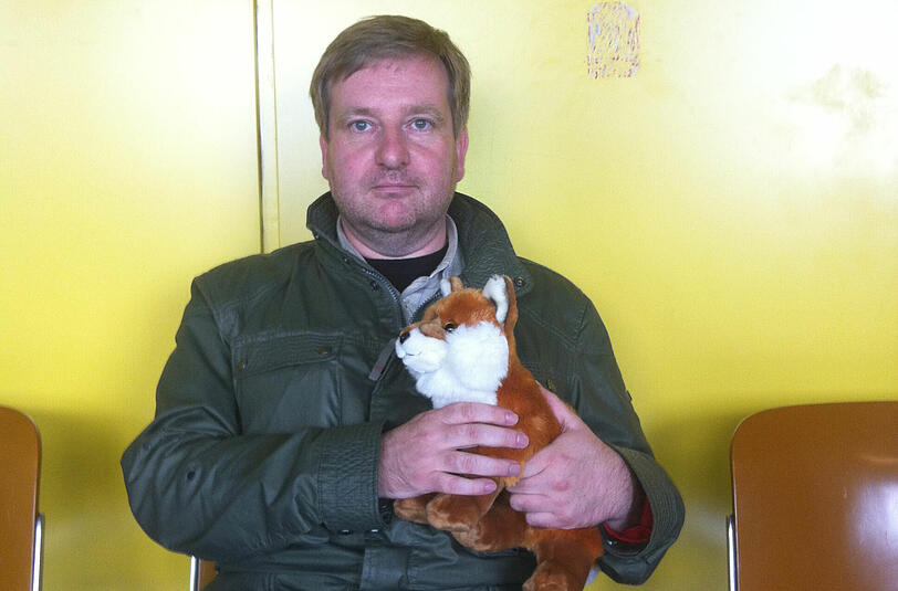 Dirk R. (44) mit dem Stoffhund: &bdquo;So habe ich meinen ,Tell&rsquo; damals in einer Tasche im Arm getragen.
