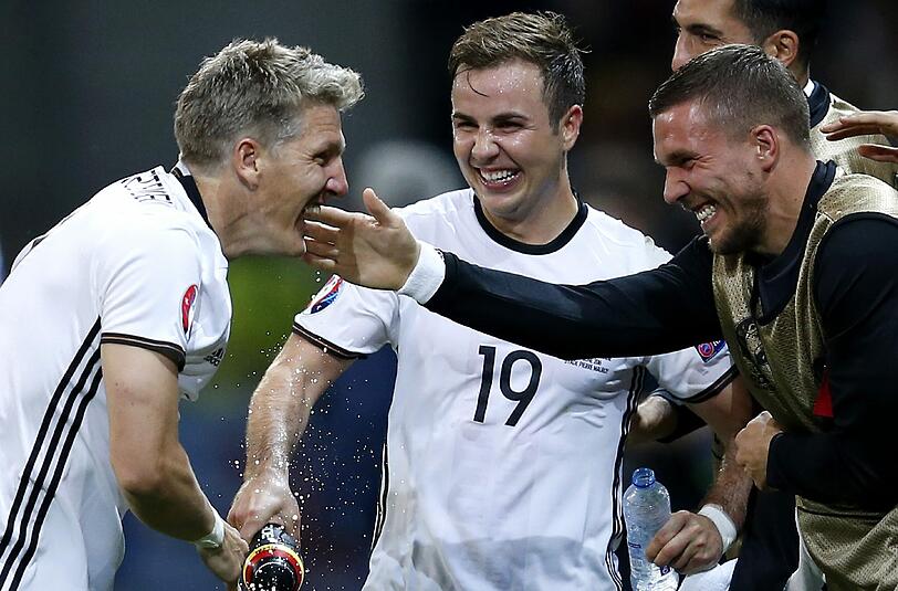 Bejubeln den 2:0-Siegtreffer gegen die Ukraine: Bastian Schweinsteiger (l.) Lukas Podolski (r.) und Mario Götze (M.)