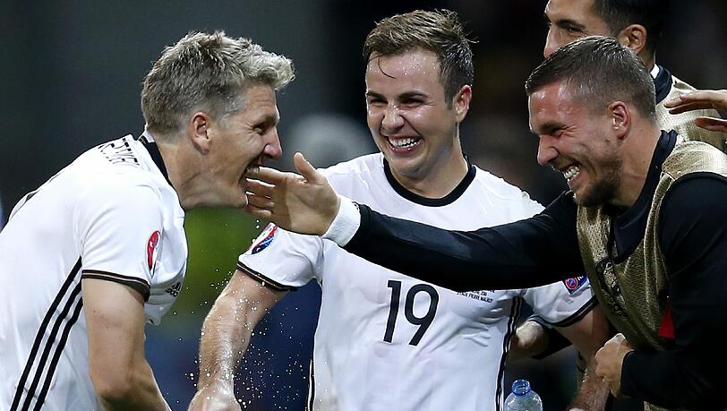 Bejubeln den 2:0-Siegtreffer gegen die Ukraine: Bastian Schweinsteiger (l.) Lukas Podolski (r.) und Mario Götze (M.) Bejubeln den 2:0-Siegtreffer gegen die Ukraine: Bastian Schweinsteiger (l.) Lukas Podolski (r.) und Mario Götze (M.)