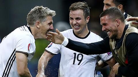 Bejubeln den 2:0-Siegtreffer gegen die Ukraine: Bastian Schweinsteiger (l.) Lukas Podolski (r.) und Mario Götze (M.)