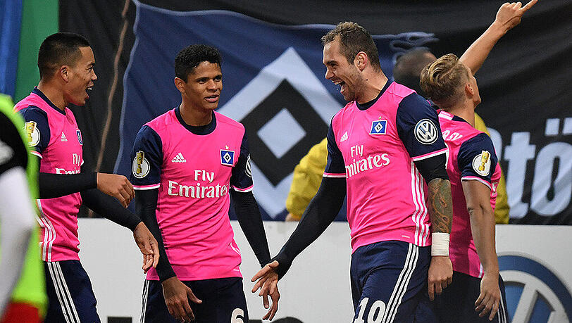Der Hamburger SV sendet ein Lebenszeichen und gewinnt klar in Halle. Der Hamburger SV sendet ein Lebenszeichen und gewinnt klar in Halle.