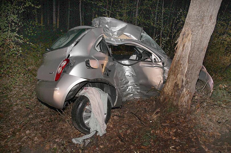 Am Montagabend verlor ein Fahranfänger im Landkreis Traunstein die Kontrolle über sein Auto und wurde gegen einen Baum geschleudert.