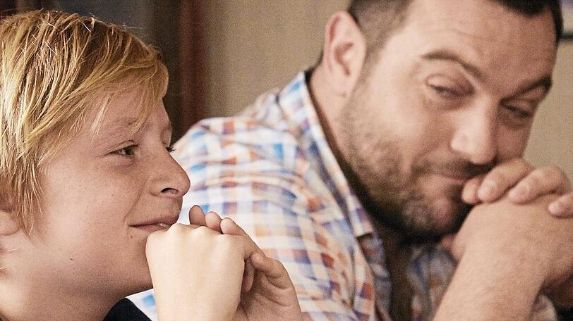 Julien (Thomas Gioria) ist bei seinem schwierigen Vater (Denis Ménochet).