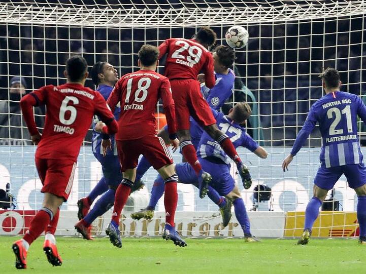 Bayerns Kingsley Coman (M) köpft den Ball zum 3:2 gegen Hertha ins Tor.