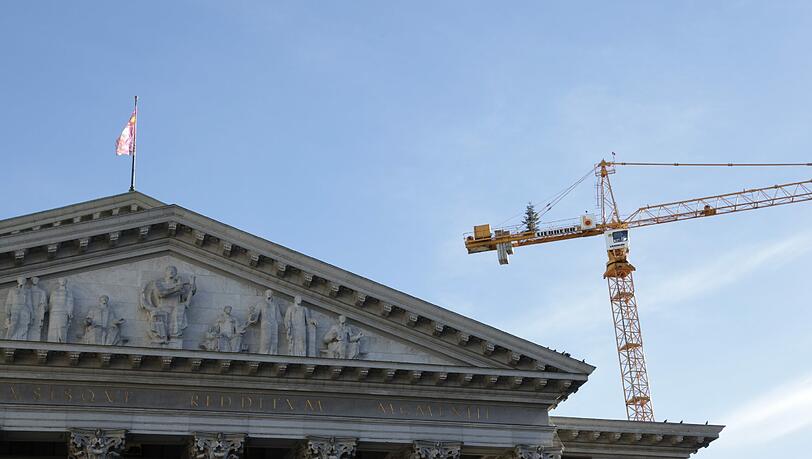 Da muss das Christkind hoch hinaus. "Optimisten" betitelt AZ-Leser Georg Rosenau diese Bilder aus der Altstadt.
