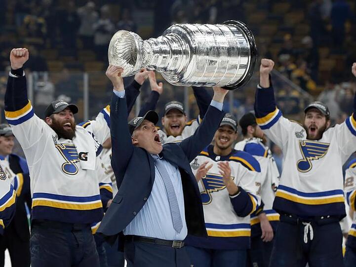Craig Berube, Chefcoach der St. Louis Blues, stemmt den Stanley Cup in die Höhe.