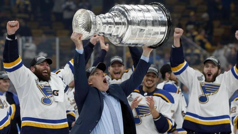 Craig Berube, Chefcoach der St. Louis Blues, stemmt den Stanley Cup in die Höhe. Craig Berube, Chefcoach der St. Louis Blues, stemmt den Stanley Cup in die Höhe.