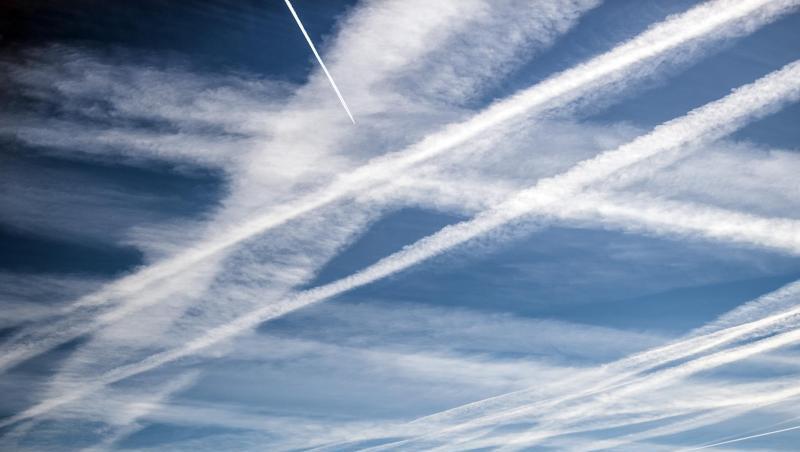 Die Kondensstreifen zahlreicher Flugzeuge am Himmel über Köln. Die Kondensstreifen zahlreicher Flugzeuge am Himmel über Köln.