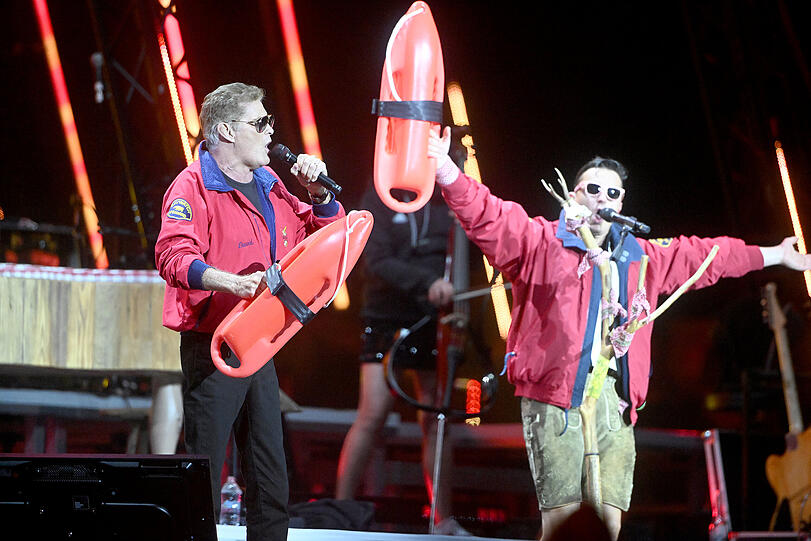 David Hasselhoff (l.) und Andreas Gabalier im "Baywatch"-Outfit.
