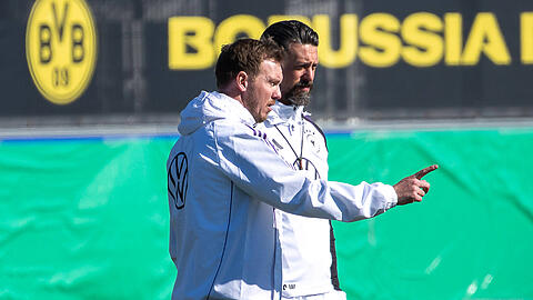 "Da schau hin, Sandro. Der könnte was für uns sein": Bundestrainer Julian Nagelsmann und sein Co-Trainer Sandro Wagner.