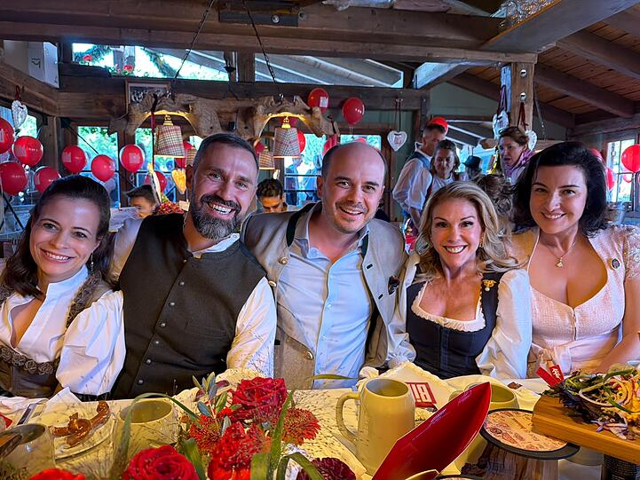 Modeunternehmerin Bonita Grupp, Daniel Funke (Peek & Cloppenburg), PR-Unternehmer Benjamin Bartz, US Botschafterin Stacey Feinberg (kam eigens aus Luxemburg) und Bundesministerin Dorothee Bär Modeunternehmerin Bonita Grupp, Daniel Funke (Peek & Cloppenburg), PR-Unternehmer Benjamin Bartz, US Botschafterin Stacey Feinberg (kam eigens aus Luxemburg) und Bundesministerin Dorothee Bär