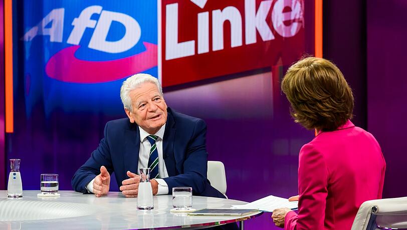 "Das gefällt mir nicht, um es deutlich zu sagen, aber ich sehe das als gebotenen Weg an", sagt Altbundespräsident Joachim Gauck am Donnerstagabend bei "Maybrit Illner" über die mögliche Links-geführte Regierung in Berlin. "Es ist das Wählervotum hier erst mal das, was uns die Richtung vorgibt." "Das gefällt mir nicht, um es deutlich zu sagen, aber ich sehe das als gebotenen Weg an", sagt Altbundespräsident Joachim Gauck am Donnerstagabend bei "Maybrit Illner" über die mögliche Links-geführte Regierung in Berlin. "Es ist das Wählervotum hier erst mal das, was uns die Richtung vorgibt."