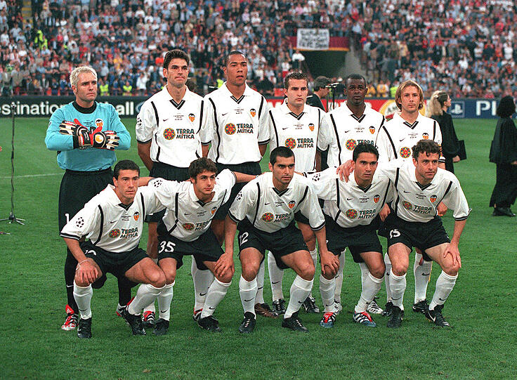 Finalgegner ist der FC Valencia, der von Kapitän Gaizka Mendieta angeführt wird. Weitere namhafte Stars sind Torwart Santiago Canizares, der eisenharte Verteidiger Roberto Ayala, das damalige argentinische Supertalent Pablo Aimar und Kily Gonzalez.