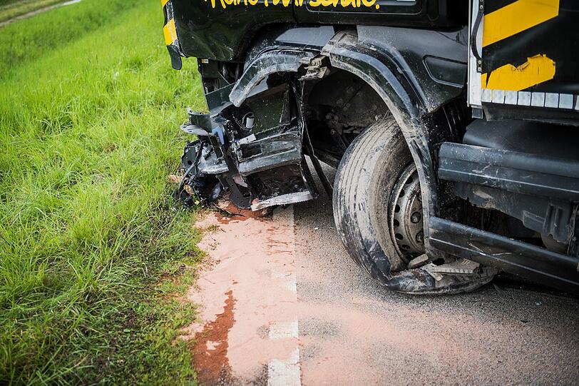 Ein 48-Jähriger stirbt bei einer Frontalkollision mit einem Lkw.