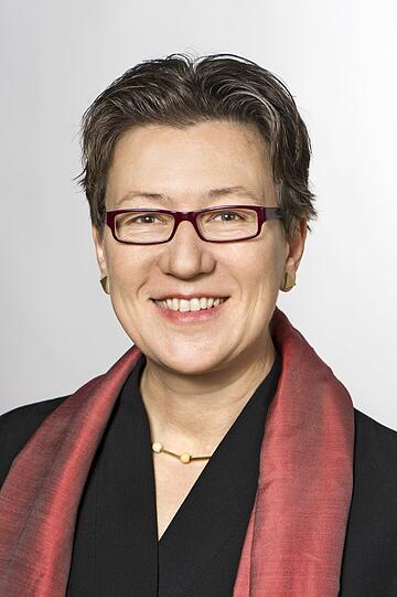 Iris Lauterbach ist Kunsthistorikerin und arbeitet seit 1991 als Forschungsreferentin am Zentralinstitut für Kunstgeschichte in München.