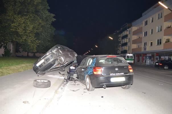 Durch die Wucht des Aufpralls hob der Renault ab und landete auf dem dahinter parkenden Fahrzeug.