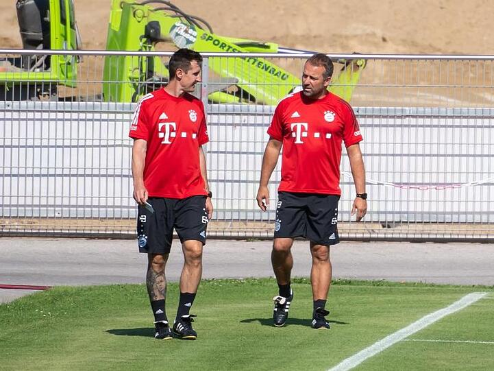 Auftakt als Bayern-Co: Miroslav Klose (l) und Chefcoach Hansi Flick.