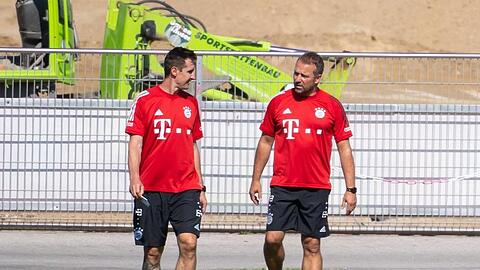 Auftakt als Bayern-Co: Miroslav Klose (l) und Chefcoach Hansi Flick.