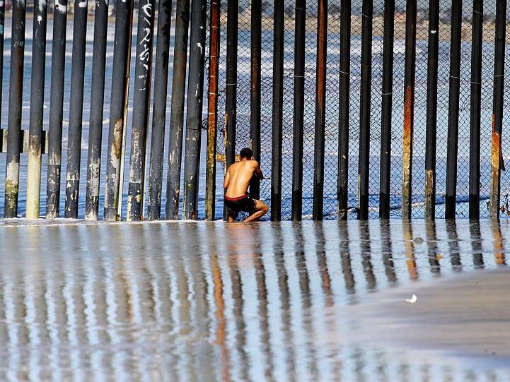 Unerreichbar: Ein Mann beobachtet durch den Grenzzaun bei Tijuana die amerikanische Seite.